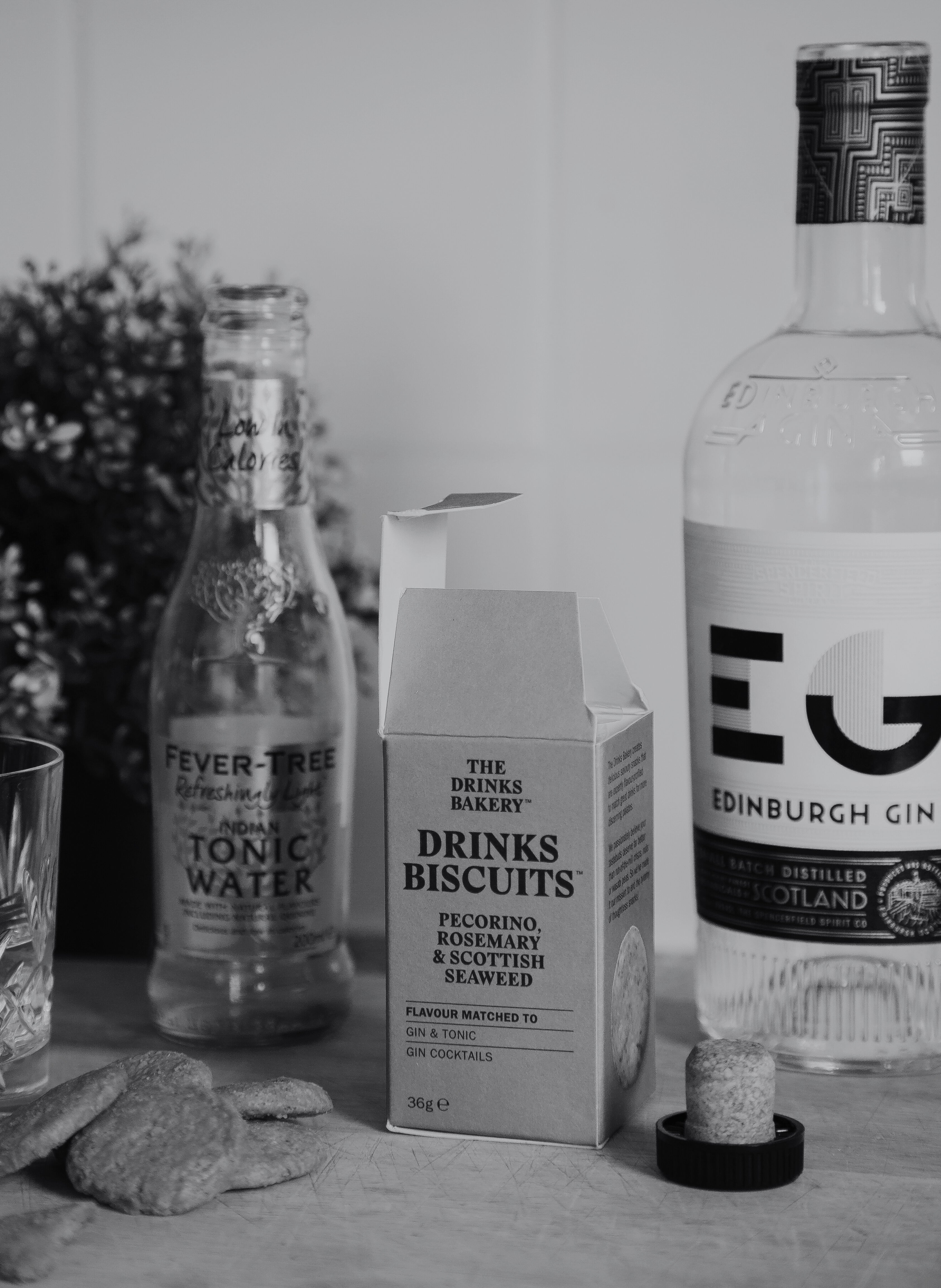 Elevate your gin experience with these expertly paired bar snacks, crafted to complement premium gin, gin & tonic, and gin cocktails. Our cheese biscuits enhance the flavours of your favourite drinks, making them the perfect bar snacks for discerning drinkers. These are the ultimate Gin biscuits!