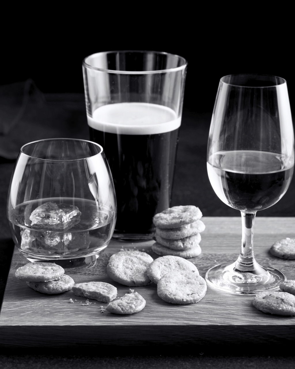 The Drinks Bakery Gruyère Cheese & Tarragon Drinks Biscuits are expertly crafted to pair perfectly with session ales, lagers, white wines, Pinot Noir, and American amber ales. Ideal for serving alongside a crisp glass of Chardonnay as a premium bar snack, these deliciously rich, crumbly Drinks Biscuits are a unique alternative to the run-of-the-mill bar snacks.