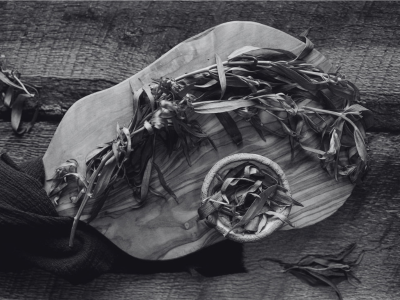 We blend this Drinks Biscuit with a little mustard and tarragon to create an almost ‘bearnaise’ quality. It’s tangy, rich, warm and crumbly – delicious! This distinctive flavour profile is a natural companion for American amber ales, session ales, and crisp white wines such as Riesling or Sancerre. The addition of earthy tarragon into the blend brings into play a great pairing opportunity with mezcals and tequila – sensational!